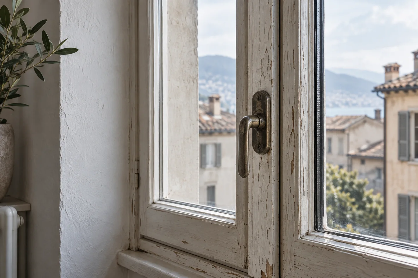 Particolare di un vecchio serramento in legno con vernice usurata