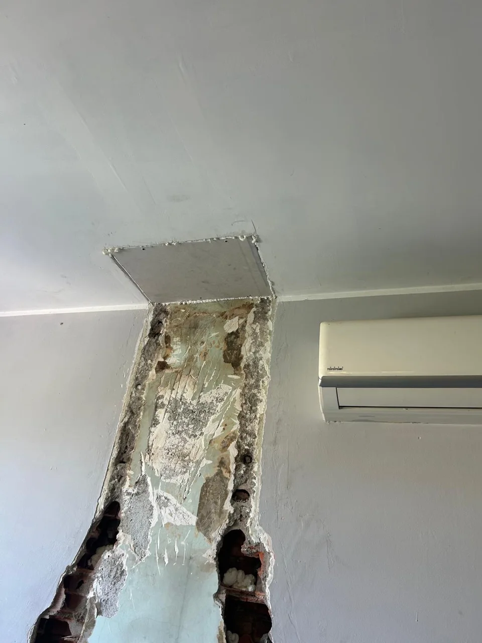 Dettaglio della traccia del camino e del raccordo con il soffitto.