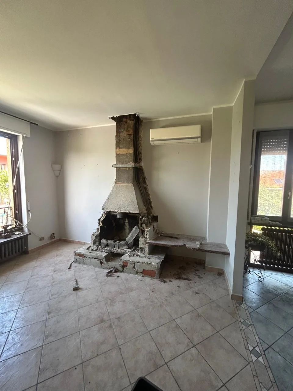 Il camino durante lo smontaggio del rivestimento.
